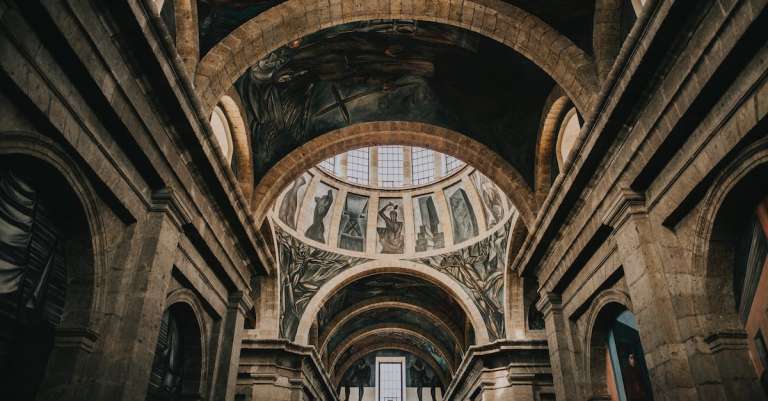 lage-hoekfotografie-van-bruin-betonnen-gebouw