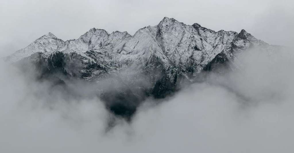 landschapsfotografie-van-bergen-bedekt-met-sneeuw