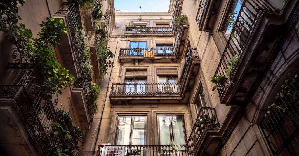 low-angle-fotografie-van-brown-building-1
