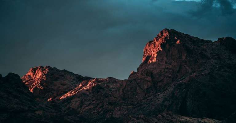 low-angle-fotografie-van-rock-mountain-onder-bewolkte-hemel