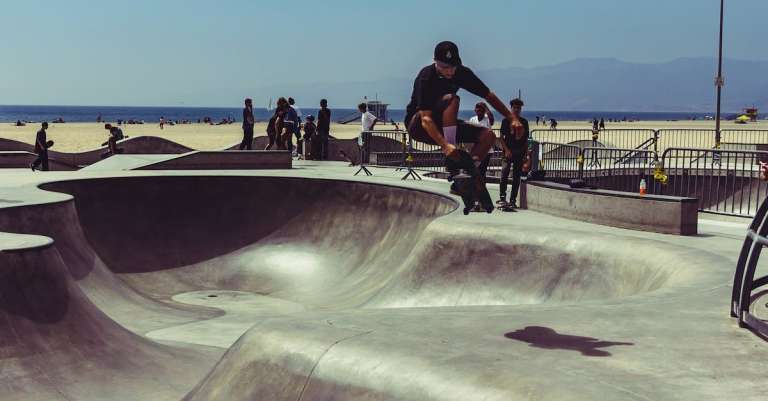 man-met-zwart-shirt-skateboarden