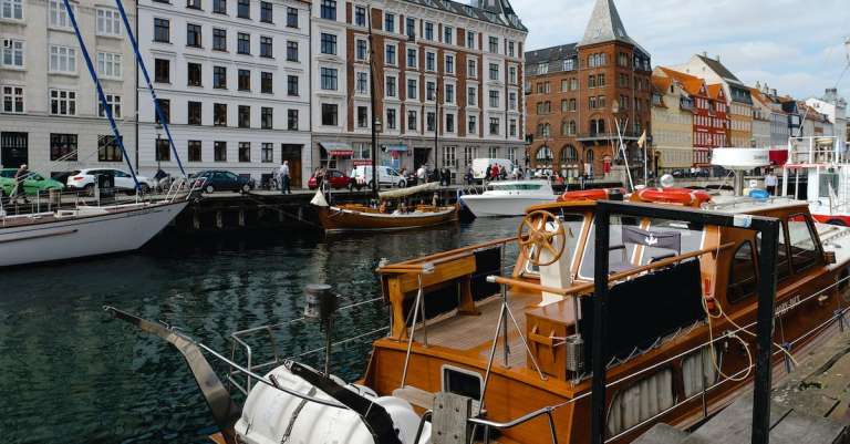 meerdere-boten-die-in-een-kanaal-drijven