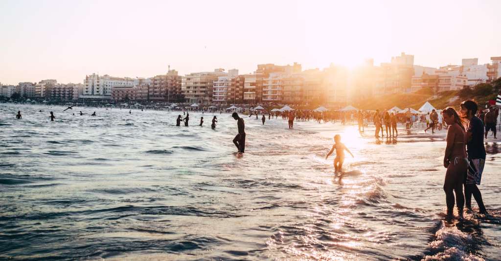 mensen-op-het-strand-tijdens-gouden-uur