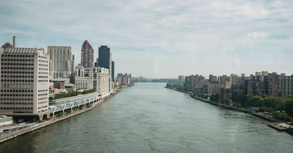 metropolis-stadsdeel-met-ruime-rivier