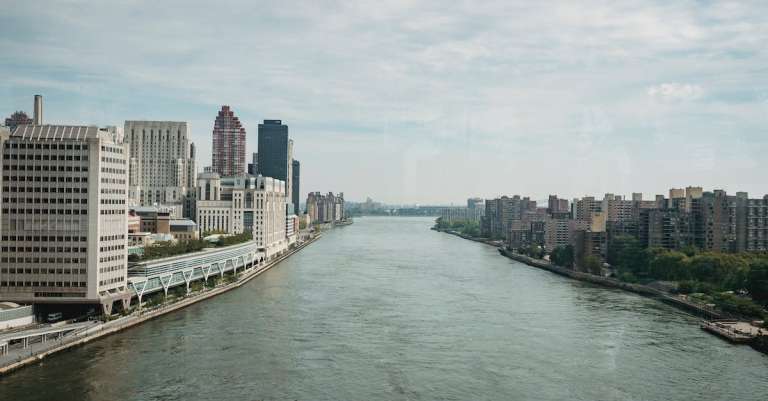 metropolis-stadsdeel-met-ruime-rivier