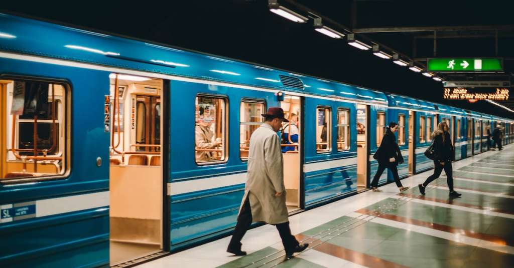 metrostation-met-passagiers-op-perron-3