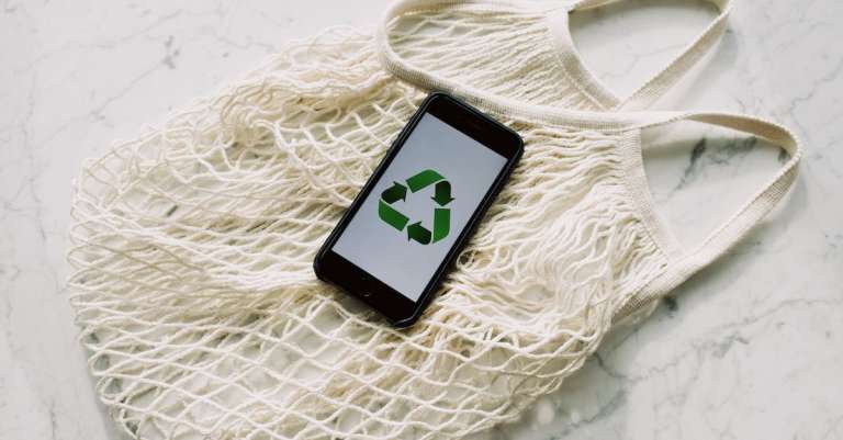 mobiele-telefoon-met-groen-recyclingteken-en-netwerkzak