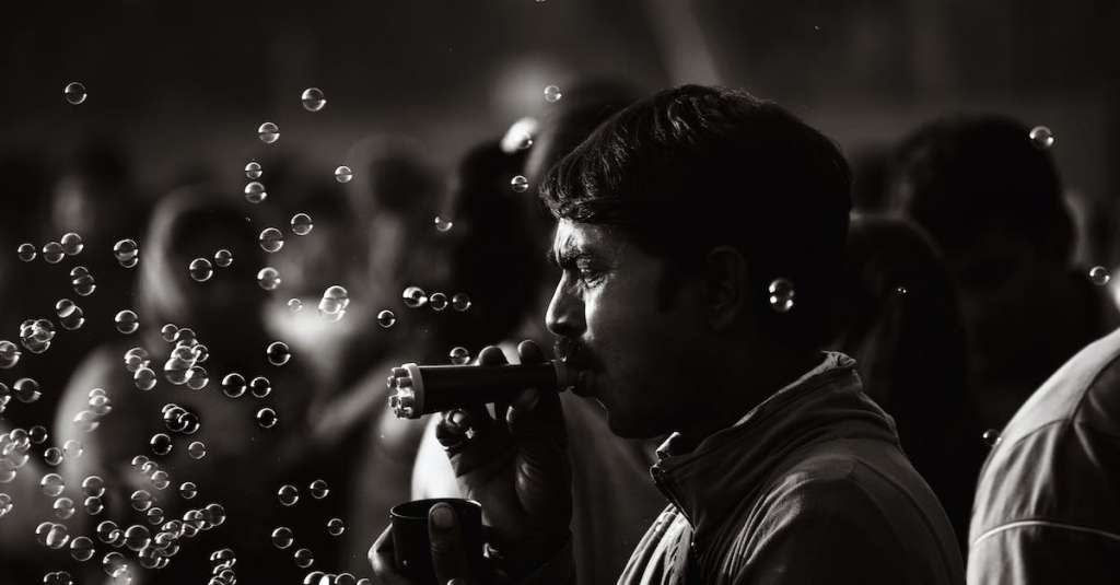 monochrome-foto-van-man-spelen-met-bubbels-1