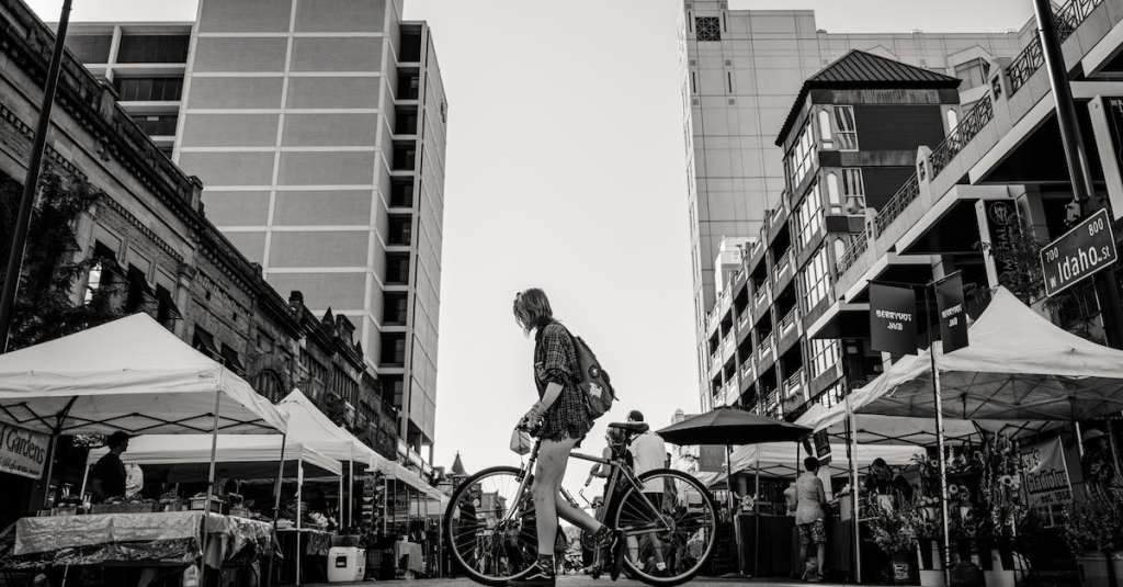 monochrome-foto-van-persoon-met-fiets