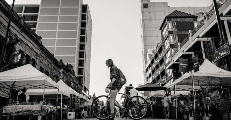 monochrome-foto-van-persoon-met-fiets