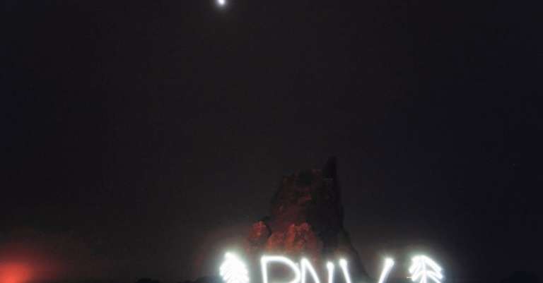 neonafkorting-pnw-op-rotsachtig-terrein-s-nachts