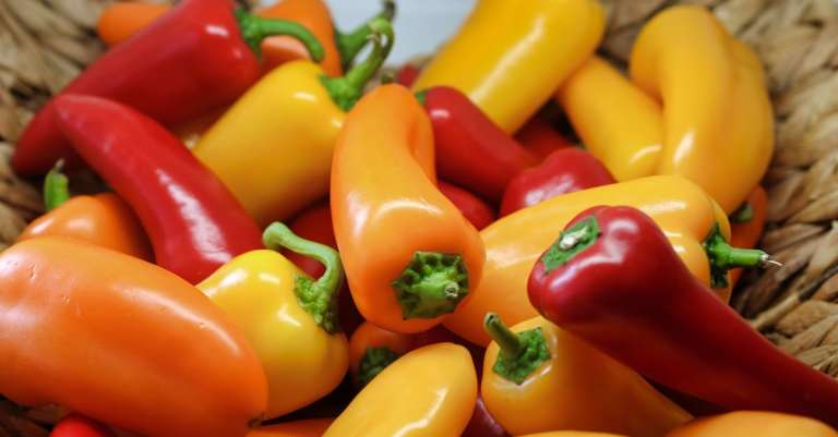 ondiepe-focusfotografie-van-gele-en-rode-paprika-s-in-mand