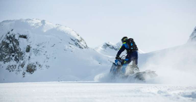 persoon-rijden-op-sneeuwscooter-in-de-winter