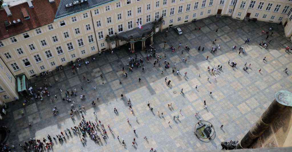 populaire-plek-vol-toeristen-bij-daglicht