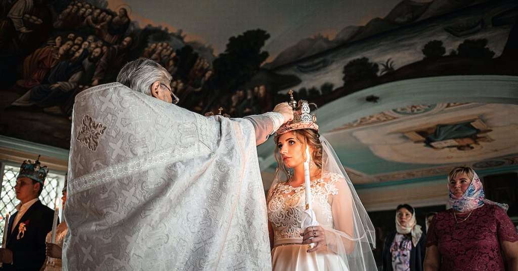 priester-die-huwelijksceremonie-in-kerk-uitvoert