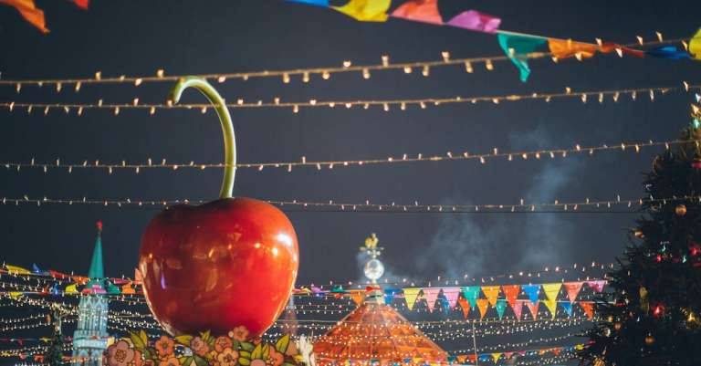 reuze-decoratieve-appel-op-dak-van-kraam-op-kleurrijke-new-year-kermis-in-het-centrum-s-nachts-2