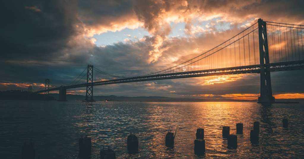 silhouet-van-golden-gate-bridge-tijdens-golden-hour