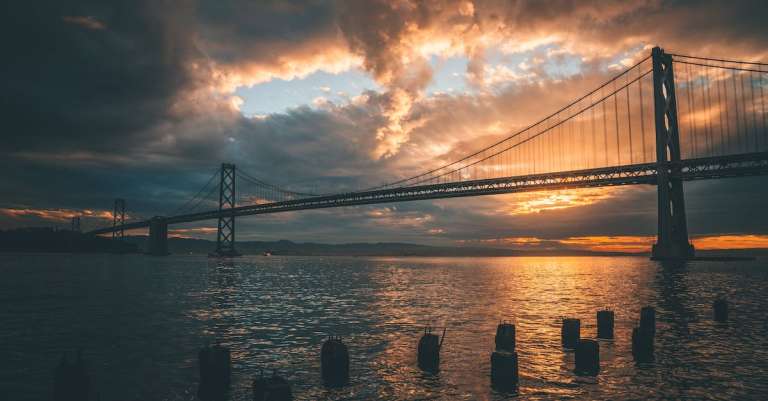 silhouet-van-golden-gate-bridge-tijdens-golden-hour
