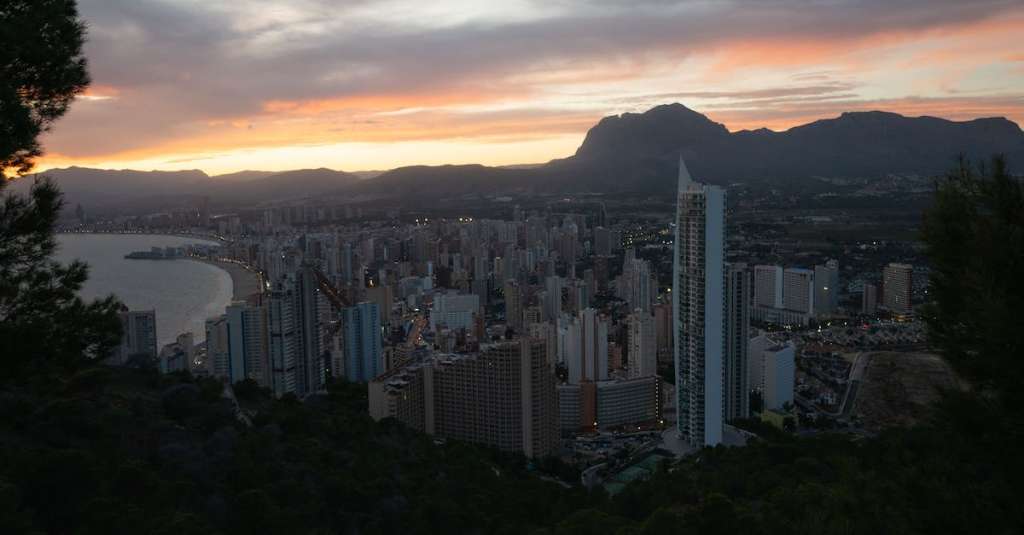 skyline-van-de-stad-onder-oranje-zonsondergang