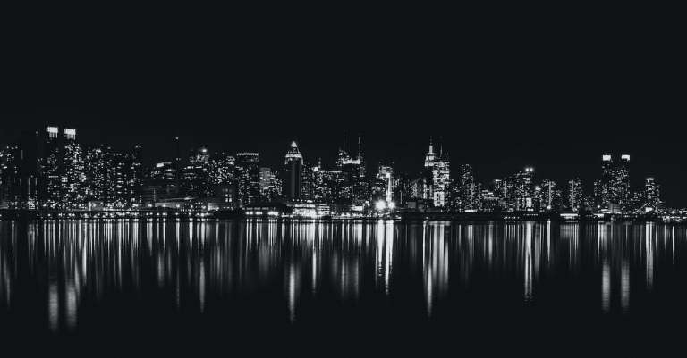skyline-van-de-stad-s-nachts