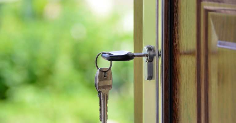 sleutel-met-zwarte-handgreep-op-sleutelgat