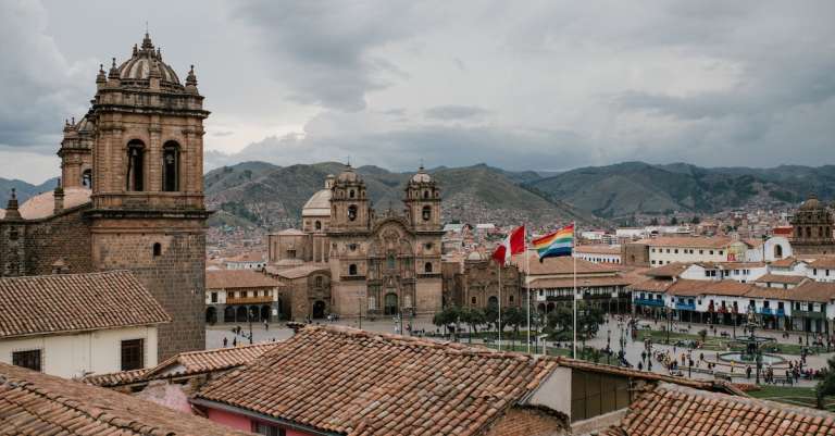 stadsgezicht-van-middeleeuwse-kerk-en-huizen-met-oud-pannendak-in-cusco-peru-18