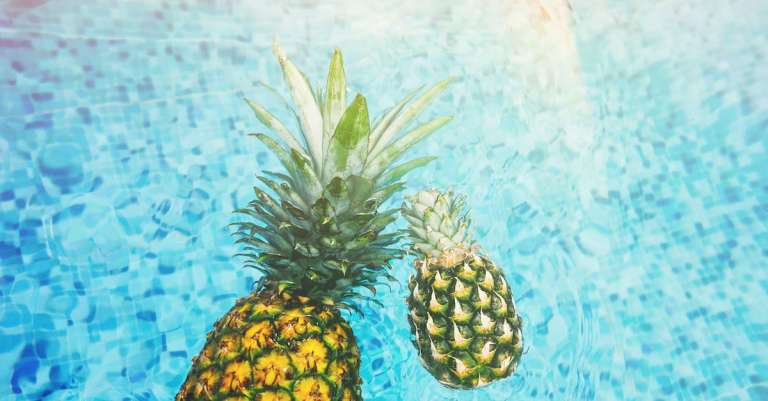twee-ananas-op-waterlichaam