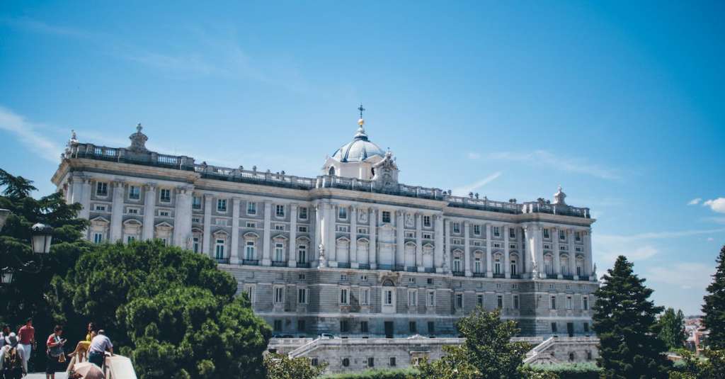 uitzicht-op-koninklijk-paleis-in-spanje