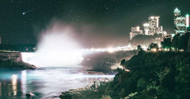 uitzicht-op-niagara-falls-en-het-stadslandschap-s-nachts