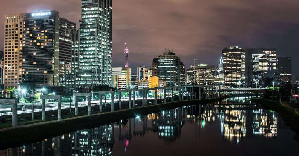 verlichte-stad-bij-nacht