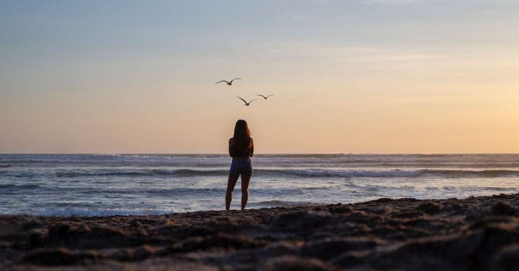 vrouw-die-bij-het-uitzicht-op-de-oceaan-kijkt