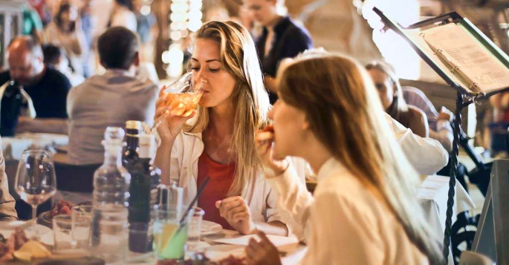 vrouw-die-wijn-drinkt