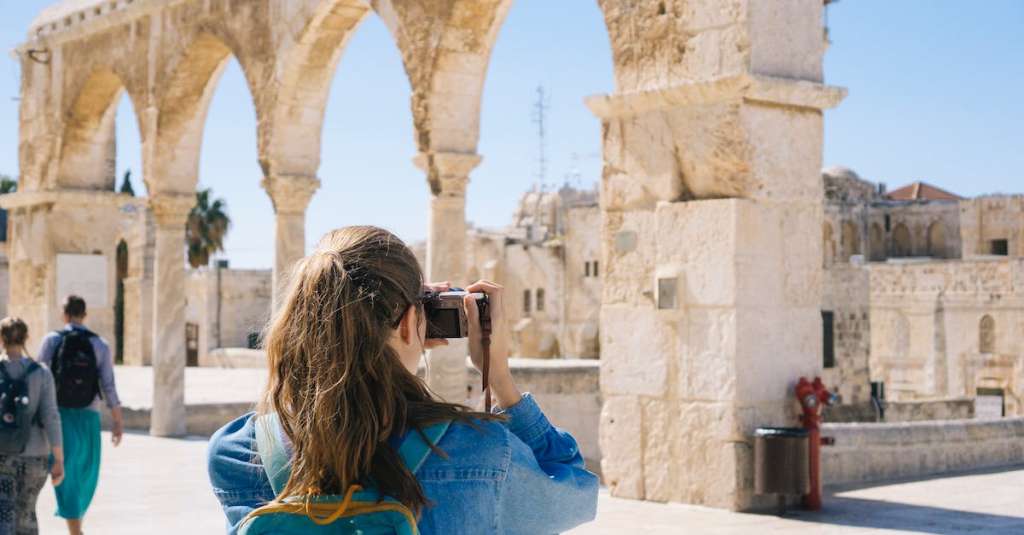 vrouw-fotograferen-van-ruines
