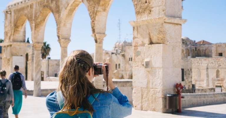 vrouw-fotograferen-van-ruines