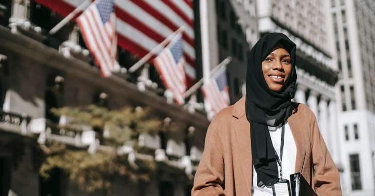 vrouw-in-bruine-jas-en-zwarte-hijab