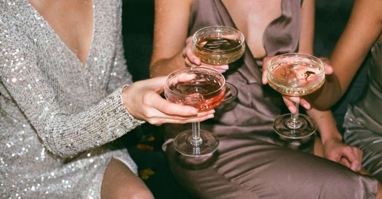 vrouw-in-zilveren-jurk-met-v-hals-en-lange-mouwen