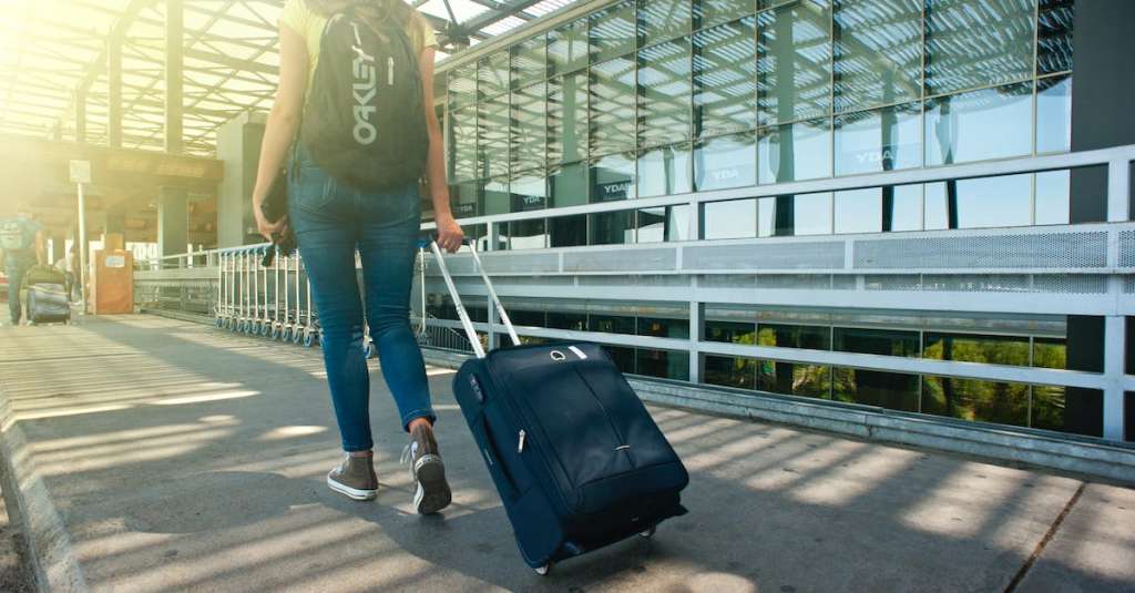 vrouw-lopen-op-traject-tijdens-een-wandeling-met-bagage