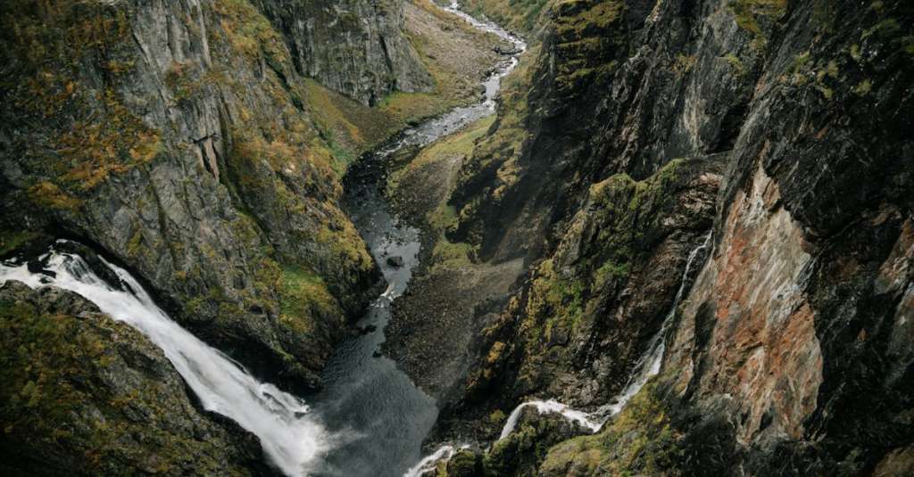waterval-in-bergachtig-terrein-met-steile-hellingen