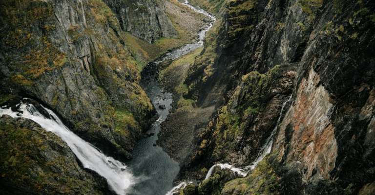 waterval-in-bergachtig-terrein-met-steile-hellingen-2