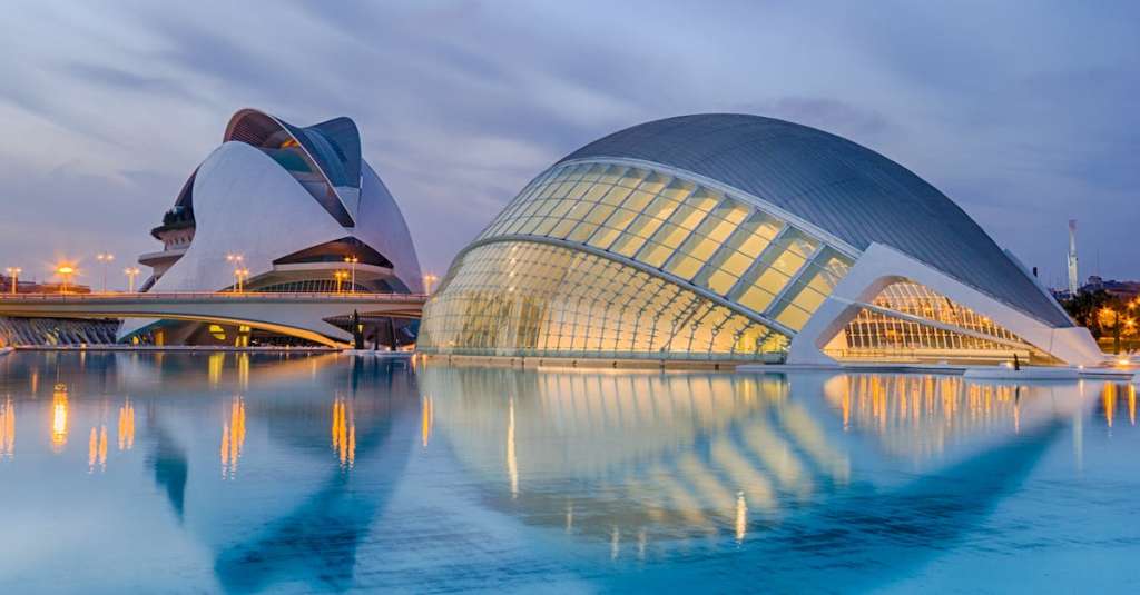 weerspiegeling-van-stadsgezicht-in-zee-bij-nacht-27