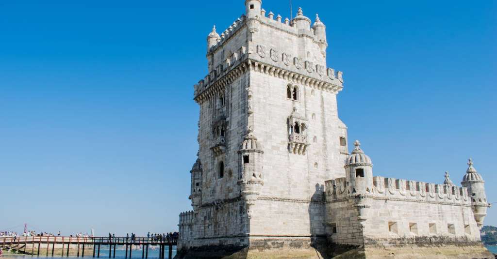 white-castle-naast-body-of-water