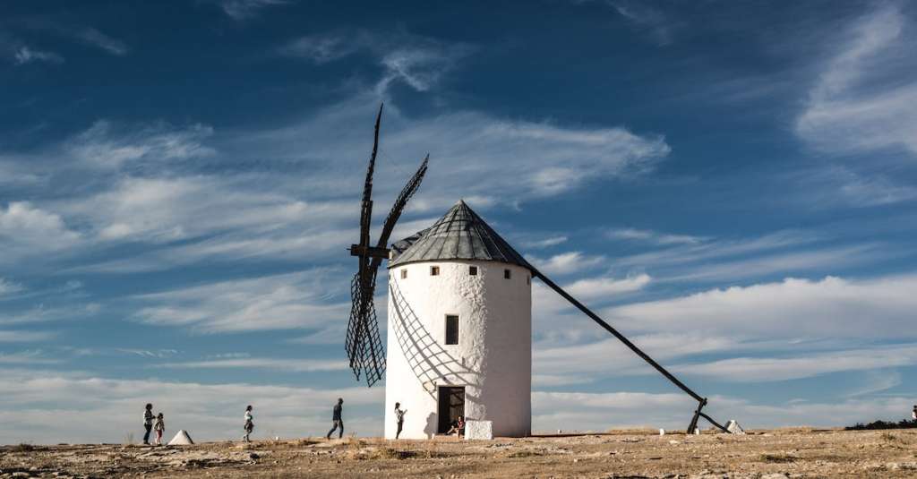 wit-en-zwart-windmolengebouw