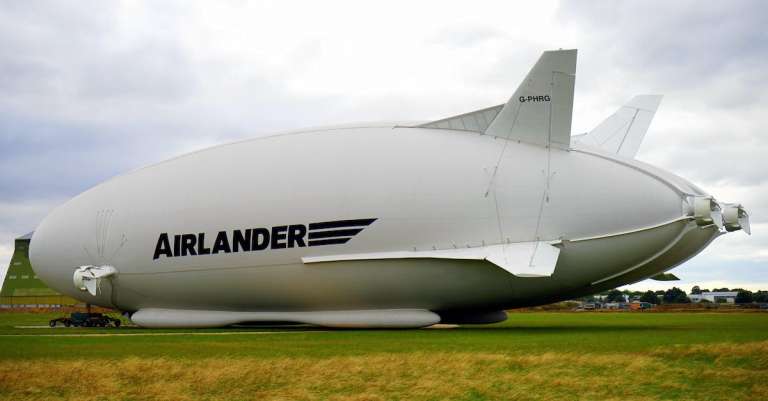witte-airlander-op-groen-gras