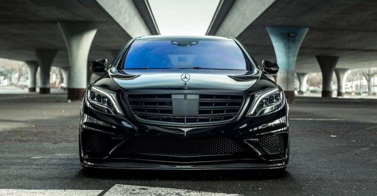 foto-van-mercedes-benz-op-weg-overdag