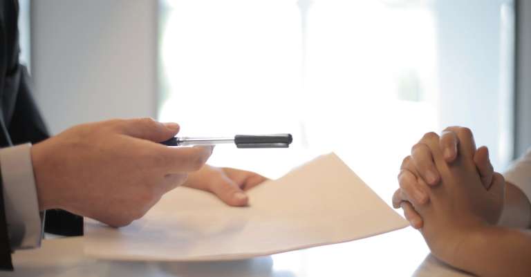 gewas-zakenman-contract-geven-vrouw-te-ondertekenen