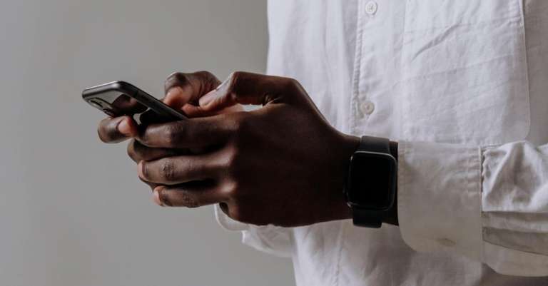 gratis-stockfoto-met-afro-amerikaans-anoniem-apple-horloge
