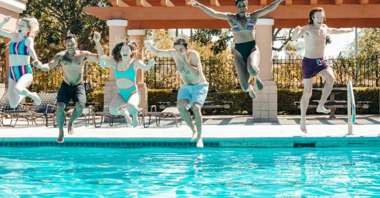 gratis-stockfoto-met-badmode-badpak-beste-vrienden