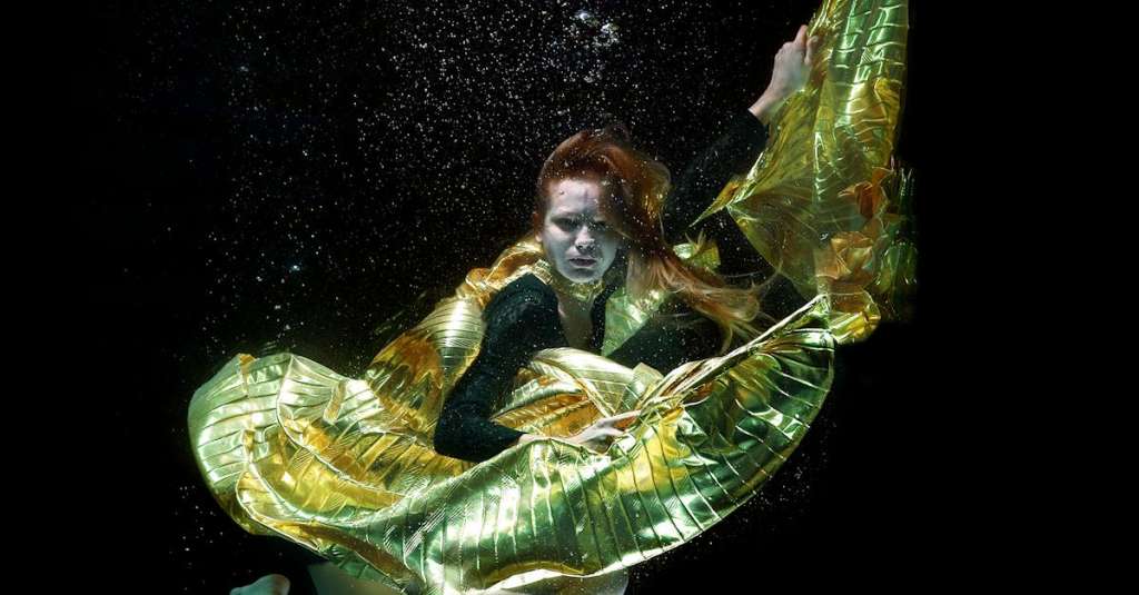 onderwaterfoto-van-vrouw-in-groene-en-zwarte-jurk
