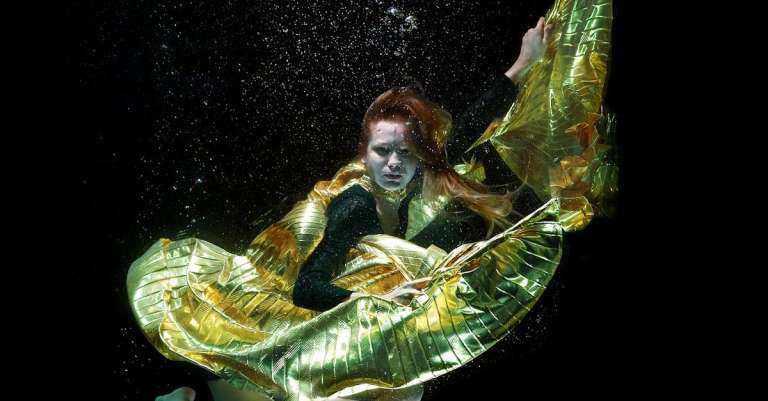 onderwaterfoto-van-vrouw-in-groene-en-zwarte-jurk