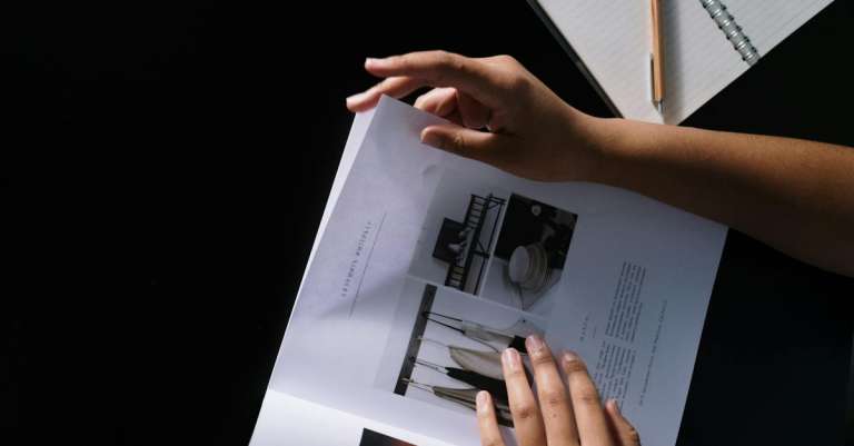 persoon-met-wit-printerpapier